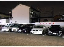 日本人は車をどうしてバックで駐車するの？前向きのほうが楽だよね？